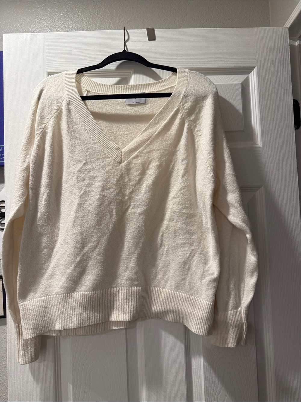 Old Navy Cream V-Neck Pullover Sweater